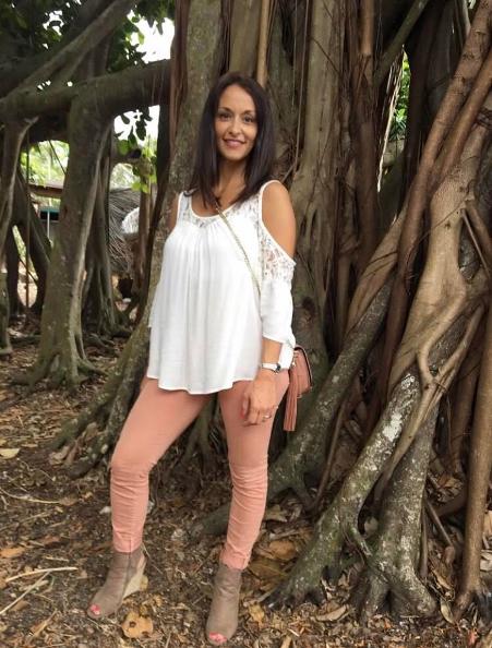 Flavia Salzano Miss Mondo under Florida Banyan Tree